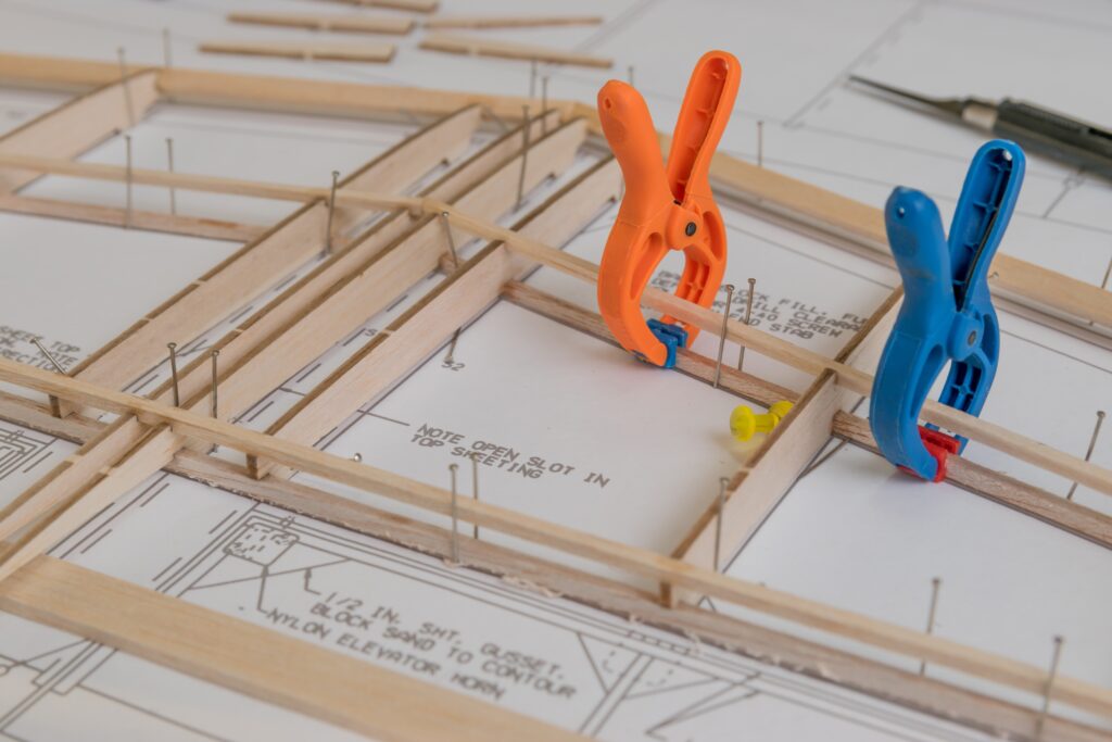 „Szczegółowy projekt architektoniczny nowoczesnego domu drewnianego, wykorzystujący zaawansowane technologie budowlane, takie jak drewno klejone warstwowo (glulam) oraz duże przeszklenia, które zapewniają doskonałą izolację termiczną i wizualne połączenie wnętrza z naturą. Projekt ukazuje elegancję, funkcjonalność oraz ekologiczne podejście do budownictwa.”